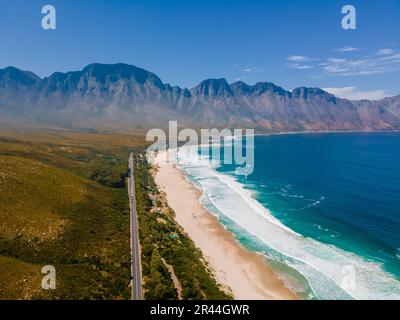 Kogelbay Beach Westkap Südafrika, Kogelbay Rugged Coast Line mit spektakulären Bergen. Gartenroute. Draufsicht über eine Straße in den Bergen neben dem Meer Stockfoto