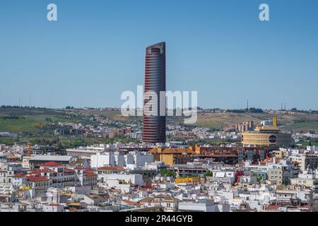 Blick auf Sevilla mit Sevilla Tower (Torre Sevilla) und Triana Tower (Torre Triana) - Sevilla, Andalusien, Spanien Stockfoto