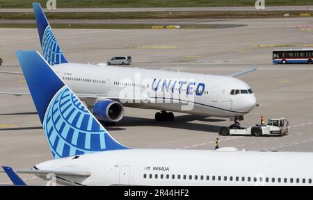 Brandenburg, Deutschland. 26. Mai 2023 Am Flughafen Berlin Brandenburg Willy Brandt wird eine United Airlines Boeing 767-424(er) für den ersten Flug von United Airlines von Berlin nach Washington, DC, auf das Vorfeld geschoben. Foto: Wolfgang Kumm/dpa/Alamy Live News Stockfoto