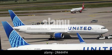 Brandenburg, Deutschland. 26. Mai 2023 Am Flughafen Berlin Brandenburg Willy Brandt wird eine United Airlines Boeing 767-424(er) für den ersten Flug von United Airlines von Berlin nach Washington, DC, auf das Vorfeld geschoben. Foto: Wolfgang Kumm/dpa/Alamy Live News Stockfoto