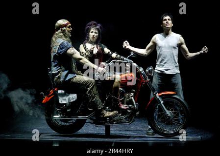 l-r: Nigel Planer (Pop), Hannah Jane Fox (Scaramouche), Tony Vincent (Galileo) in WE WILL ROCK YOU at the Dominion Theatre, London W1 14/05/2002 Musik & Texte von Queen Story & Drehbuch von Ben Elton Set Design: Mark Fisher Kostüme: Tim Goodchild Beleuchtung: Willie Williams Musical Bühne: Arlene Phillips, Regie: Christopher Renshaw Stockfoto