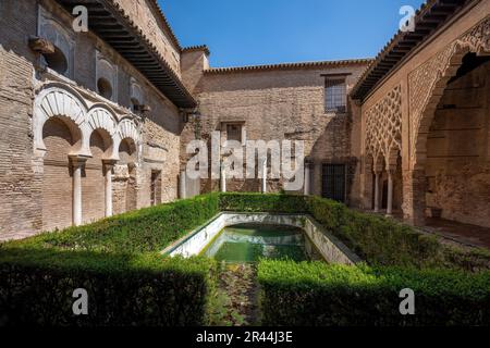 Patio del Yeso (Pflasterhof) in Alcazar (Königlicher Palast von Sevilla) - Sevilla, Andalusien, Spanien Stockfoto
