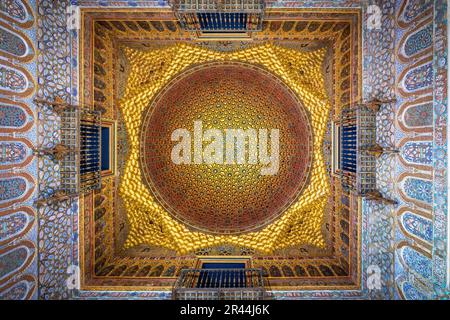 Kuppeldecke des Botschaftersaals (Salon de Embajadores) in Alcazar (Königlicher Palast von Sevilla) - Sevilla, Andalusien, Spanien Stockfoto