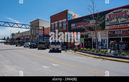 Sturgis, South Dakota, USA – 15. Mai 2023: Blick auf die Main Street, das zentrale Einkaufsviertel der Stadt Stockfoto