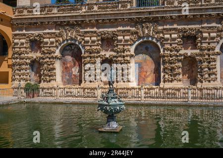 Quecksilberteich (Estanque de Mercurio) in den Alcazar Gärten (Königlicher Palast von Sevilla) - Sevilla, Andalusien, Spanien Stockfoto