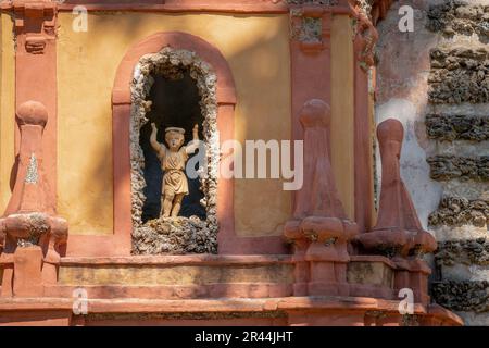 Fuente de La Fama (Berühmtheitsbrunnen) in den Alcazar-Gärten (Königlicher Palast von Sevilla) - Sevilla, Andalusien, Spanien Stockfoto