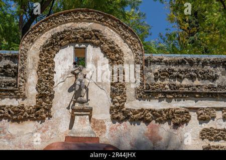Fuente de La Fama (Berühmtheitsbrunnen) in den Alcazar-Gärten (Königlicher Palast von Sevilla) - Sevilla, Andalusien, Spanien Stockfoto