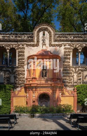 Fuente de La Fama (Berühmtheitsbrunnen) in den Alcazar-Gärten (Königlicher Palast von Sevilla) - Sevilla, Andalusien, Spanien Stockfoto