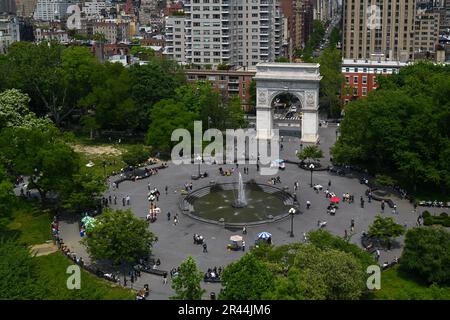 Ein Blick von oben auf den Washington Square Park im Greenwich Village Viertel von Lower Manhattan am 24. Mai 2023 in New York City. Stockfoto