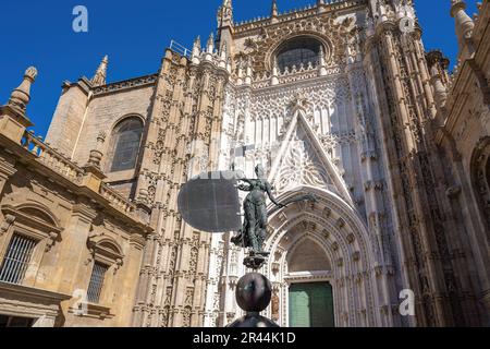 Nachbildung der Statue El Giraldillo - Wetterfahne auf dem Turm der Kathedrale und der Tür des Heiligen Michael (Puerta de San Miguel) - Sevilla, Spanien Stockfoto