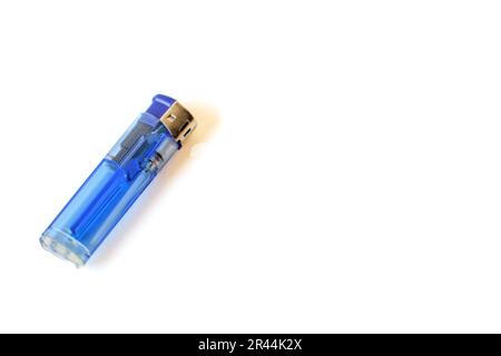 Nahaufnahme des Brennstoffs eines Feuerzeugbenzin auf weißem Hintergrund Stockfoto