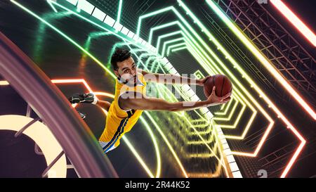 Dynamisches Bild eines jungen Mannes, Basketballspieler in Uniform in Bewegung, Springer mit Ball vor 3D neonfarbenen Hintergrund Stockfoto
