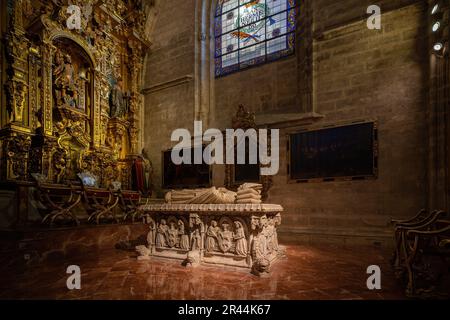 Kapelle des Heiligen Hermenegildo und Kardinal Don Juan de Cervantes Grab im Inneren der Kathedrale von Sevilla - Sevilla, Andalusien, Spanien Stockfoto