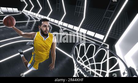 Dynamisches Bild eines jungen Mannes, Basketballspieler in gelber Uniform, wirft Ball im Sprung in den Korb auf dem 3D Basketballfeld Stockfoto