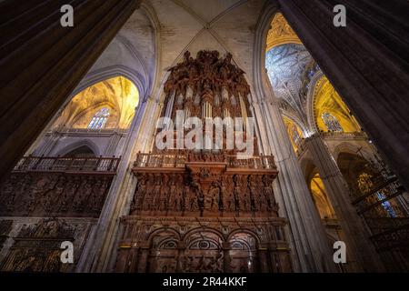 Pfeifenorgel im Inneren der Kathedrale von Sevilla - Sevilla, Andalusien, Spanien Stockfoto