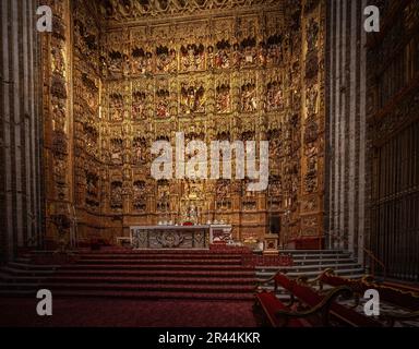 Hauptkapellaltar im Inneren der Kathedrale von Sevilla - Sevilla, Andalusien, Spanien Stockfoto