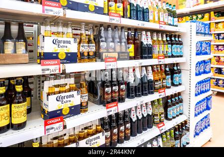 Samara, Russland - 20. Mai 2023: Verschiedene alkoholarme Getränke in Flaschen. Verschiedene Flaschen- und Konservenbier zum Verkauf in einem Supermarkt Stockfoto