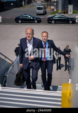 Brandenburg, Deutschland. 26. Mai 2023 Kanzler Olaf Scholz steigt in ein Regierungsflugzeug und reist nach Tallinn zu einem Treffen mit den Regierungschefs der baltischen Staaten. Die Diskussionen sollen sich auf die Außen- und Sicherheitspolitik, den bevorstehenden NATO-Gipfel im Juli in Vilnius sowie Fragen der EU- und Energiepolitik konzentrieren. Foto: Michael Kappeler/dpa/Alamy Live News Stockfoto