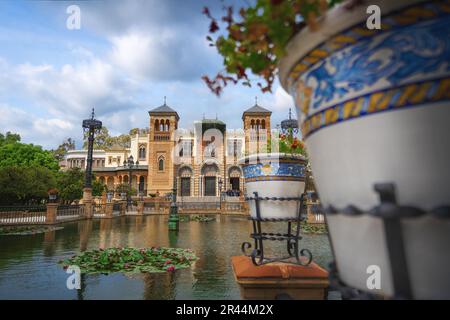 Plaza de America Central Pond und Mudejar Pavillon im Maria Luisa Park - Sevilla, Andalusien, Spanien Stockfoto