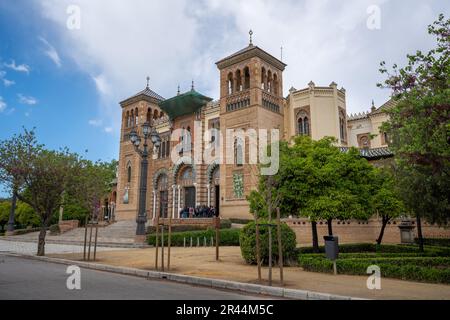 Museum of Arts and Popular Customs of Sevilla (Mudejar Pavilion) am Plaza de America im Maria Luisa Park - Sevilla, Andalusien, Spanien Stockfoto