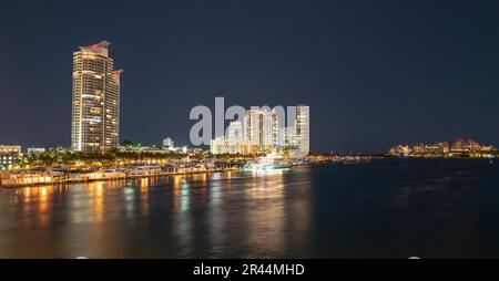 Panoramafoto von Miami bei Nacht. Miami Downtown hinter dem MacArthur Causeway, aufgenommen vom Venetian Causeway. Stockfoto