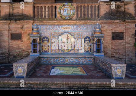 Nische mit Bank und Fliesen für die Provinz Zamora - Sevilla, Andalusien, Spanien Stockfoto