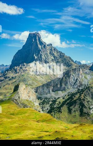 Vertikaler Blick auf den riesigen Berg Pic du Midi d'Ossau in den französischen Pyrenäen im Sommer Stockfoto