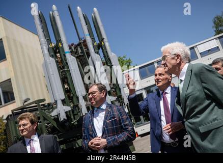 26. Mai 2023, Baden-Württemberg, Überlingen: Helmut Rauch (2. von rechts), CEO von Diehl Defence, erläutert ein Raketenabwehrsystem Iris-T SLM an Winfried Kretschmann (r, Bündnis 90/die Grünen), Ministerpräsident von Baden-Württemberg, und Oleksii Makeiev (2. von links), Botschafter der Ukraine, Deutschland. Gerade dieses Raketenabwehrsystem hilft der Ukraine im Krieg gegen Russland derzeit sehr. Foto: Christoph Schmidt/dpa/Alamy Live News Stockfoto