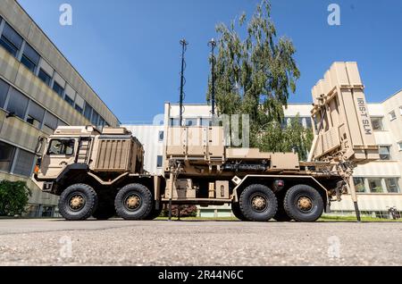 26. Mai 2023, Baden-Württemberg, Überlingen: Ein Raketenabwehrsystem Iris-T SLM steht auf dem Gelände der Diehl-Verteidigung in Überlingen. Gerade dieses Raketenabwehrsystem hilft der Ukraine im Krieg gegen Russland derzeit sehr. Foto: Christoph Schmidt/dpa/Alamy Live News Stockfoto