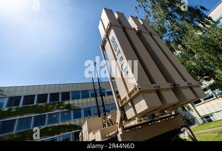 26. Mai 2023, Baden-Württemberg, Überlingen: Ein Raketenabwehrsystem Iris-T SLM steht auf dem Gelände der Diehl-Verteidigung in Überlingen. Gerade dieses Raketenabwehrsystem hilft der Ukraine im Krieg gegen Russland derzeit sehr. Foto: Christoph Schmidt/dpa/Alamy Live News Stockfoto