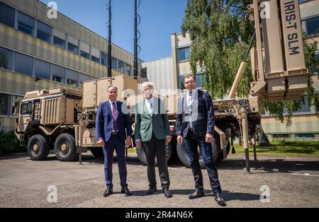 26. Mai 2023, Baden-Württemberg, Überlingen: Helmut Rauch (l), CEO von Diehl Defence, Winfried Kretschmann (M, Bündnis 90/die Grünen), Ministerpräsident von Baden-Württemberg und Oleksii Makeiev (r), Botschafter der Ukraine in Deutschland, stehen vor einem Iris-T-Verteidigungssystem in Überlingen. Gerade dieses Raketenabwehrsystem hilft der Ukraine im Krieg gegen Russland derzeit sehr. Foto: Christoph Schmidt/dpa/Alamy Live News Stockfoto