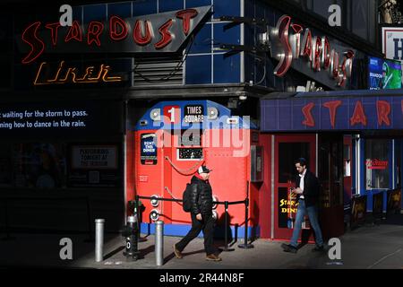 Am Stardust Diner auf der 7. Avenue in der Nähe des Times Square in New York City vorbeilaufen. Stockfoto