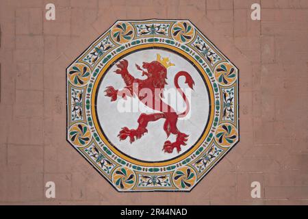 Fliesen mit Leon Coat of Arms auf der Plaza de Espana - Sevilla, Andalusien, Spanien Stockfoto