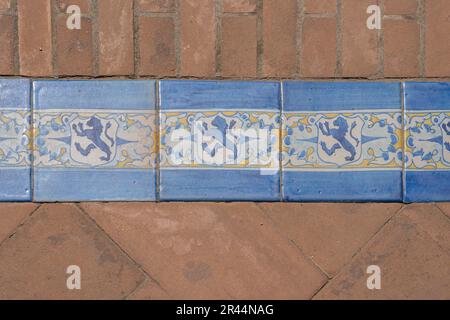 Fliesen mit Leon Coat of Arms auf der Plaza de Espana - Sevilla, Andalusien, Spanien Stockfoto