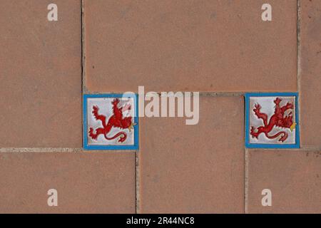 Fliesen mit Leon Coat of Arms auf der Plaza de Espana - Sevilla, Andalusien, Spanien Stockfoto