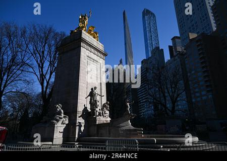 Der Steinway Tower befindet sich in der 111 West 57. Street in Midtown Manhattan, vom Columbus Circle aus gesehen. Stockfoto
