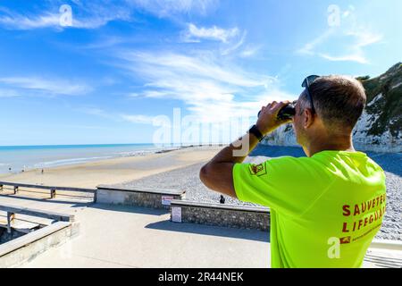 Rettungsschwimmer am Strand von Veules-les-Roses (Normandie, Nordfrankreich) Stockfoto