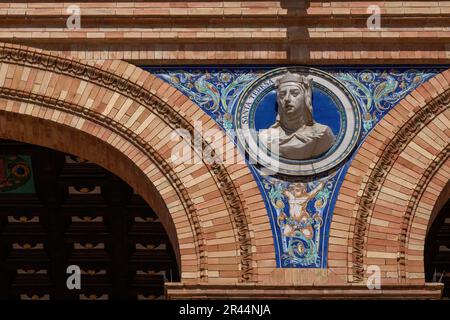 Dekoratives Medallion mit der Statue von Saint Teresa an der Plaza de Espana - Sevilla, Andalusien, Spanien Stockfoto