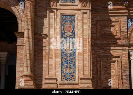 Dekorative Fliesen des Puerta de Aragon Gebäudes mit dem Zaragoza Coat of Arms und König Jaime I am Plaza de Espana - Sevilla, Andalusien, Spanien Stockfoto