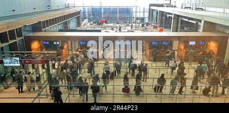 Brandenburg, Deutschland. 26. Mai 2023 Während im Terminal 1 des Berliner Flughafens Brandenburg Willy Brandt die Passkontrolle durchgeführt wird, werden auf den Baustellen hinter den Schaltern weiterhin Arbeiten an der Fertigstellung des Flughafengebäudes durchgeführt. Foto: Wolfgang Kumm/dpa/Alamy Live News Stockfoto