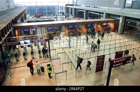 Brandenburg, Deutschland. 26. Mai 2023 Während im Terminal 1 des Berliner Flughafens Brandenburg Willy Brandt die Passkontrolle durchgeführt wird, werden auf den Baustellen hinter den Schaltern weiterhin Arbeiten an der Fertigstellung des Flughafengebäudes durchgeführt. Foto: Wolfgang Kumm/dpa/Alamy Live News Stockfoto