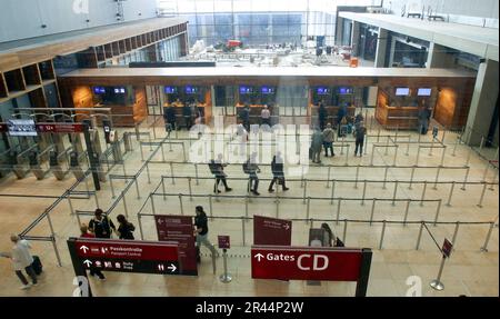 Brandenburg, Deutschland. 26. Mai 2023 Während im Terminal 1 des Berliner Flughafens Brandenburg Willy Brandt die Passkontrolle durchgeführt wird, werden auf den Baustellen hinter den Schaltern weiterhin Arbeiten an der Fertigstellung des Flughafengebäudes durchgeführt. Foto: Wolfgang Kumm/dpa/Alamy Live News Stockfoto