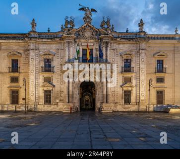 Universität von Sevilla bei Nacht - Sevilla, Andalusien, Spanien Stockfoto