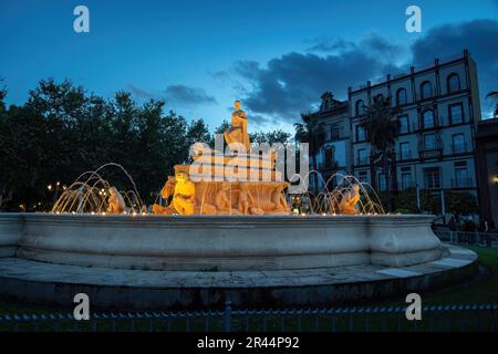 Hispalis-Brunnen am Puerta de Jerez Square bei Nacht - Sevilla, Andalusien, Spanien Stockfoto