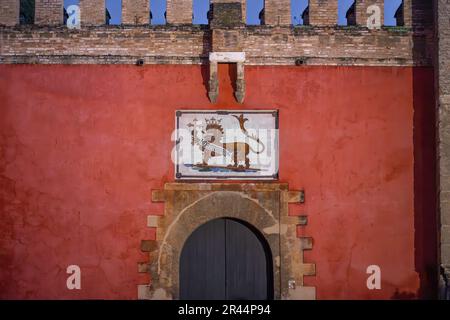 Löwentor (Puerta del Leon) - Alcazar Haupteingang (Königlicher Palast von Sevilla) - Sevilla, Andalusien, Spanien Stockfoto