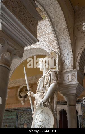 Pallas Athena Skulptur im Innenhof (Patio Principal) des Palastes Casa de Pilatos (Pilates House) - Sevilla, Andalusien, Spanien Stockfoto