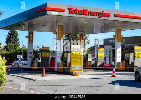 Die gesamte Tankstelle für Energie in Rouen (Nordfrankreich) wurde am 7. Oktober 2022 wegen Kraftstoffmangels geschlossen. Treibstoffknappheit nach dem Angriff auf Stockfoto