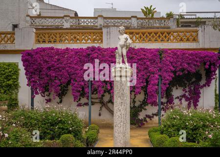 Statue im kleinen Garten (Jardin Chico) im Inneren des Palastes Casa de Pilatos (Pilates House) - Sevilla, Andalusien, Spanien Stockfoto