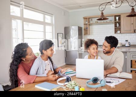 Online-Schule, Laptop und Eltern mit ihren Kindern im Speisesaal ihres Familienhauses. Technologie, Fernunterricht und Schüler im Beruf Stockfoto