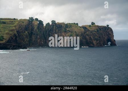 Aussichtspunkt Pedras Negras, San Miguel, Azoren. Miradouro das Pedras Negras Aussichtspunkt der Schwarzen Steine, Azoren, Sao Miguel, Portugal, Europa Stockfoto